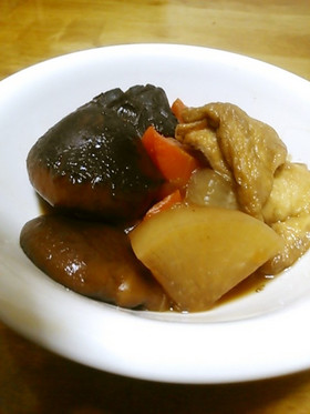 大根、にんじん、しいたけと油揚げの煮物