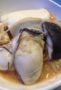 牡蠣と鶏つくねのピリ辛味噌鍋
