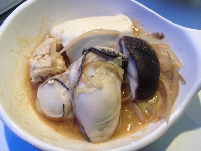 牡蠣と鶏つくねのピリ辛味噌鍋の写真