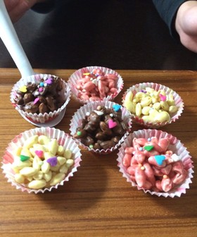 友チョコに♪カラフルおいしいパフチョコ