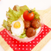 お弁当に☆ミートボールでプチロコモコの写真