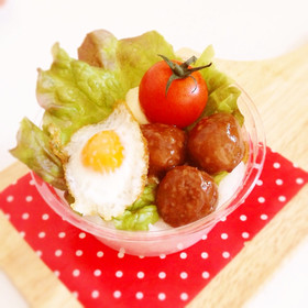 お弁当に☆ミートボールでプチロコモコ