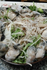 牡蠣を囲む野菜鍋