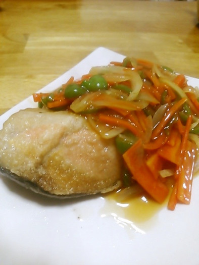 鮭のムニエル甘酢野菜あんかけの写真