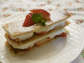 食パンで簡単おやつ♪ 苺ミルフィーユ♡