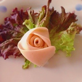お弁当の隙間にバラの花♡の画像