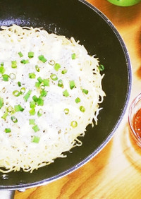 釜揚げしらすと葱の麺ピザ（梅ソース）。