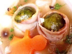 芽キャベツのベーコン巻き☆コンソメスープの画像