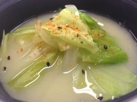 キャベツと玉ねぎの味噌汁の画像