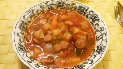 半端野菜とソーセージのトマトスープの写真