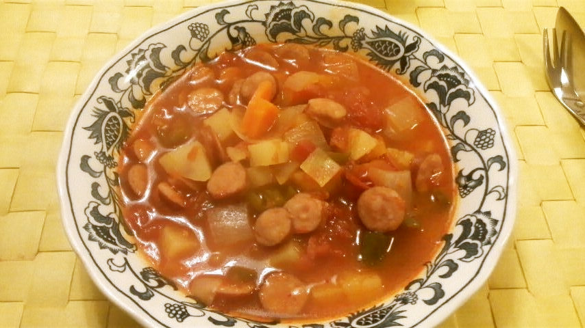 半端野菜とソーセージのトマトスープの画像