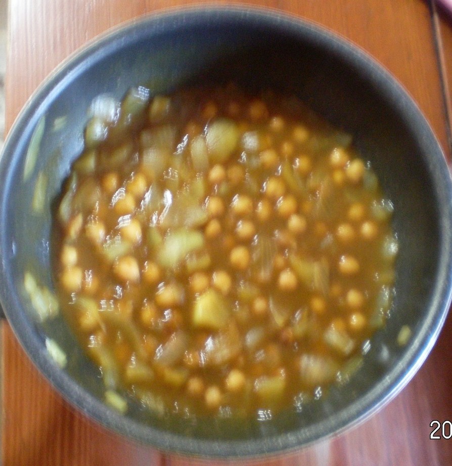 フライパンでひよこ豆のカレースープの画像