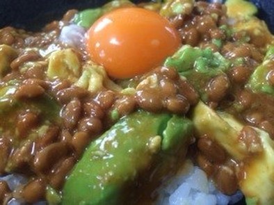 ピリ辛アボガド納豆丼の写真