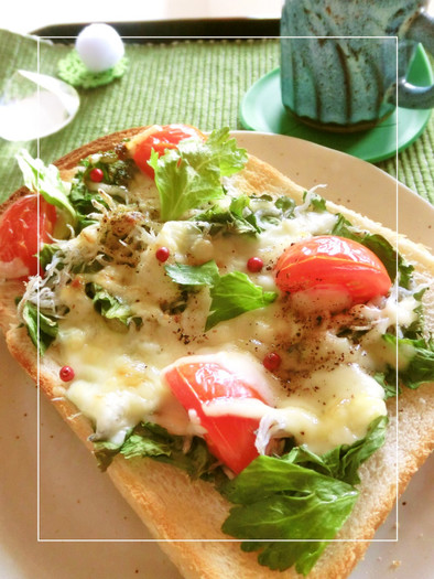 シラス×セロリの葉×トマトのトーストの写真