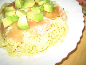 アボカドと生ハムのクリーミィパスタ