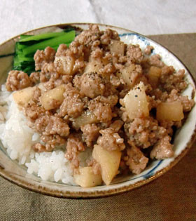 長芋シャリシャリ 豚ひき肉のそぼろ丼