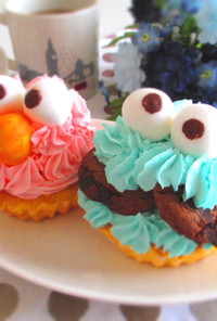 エルモ＆クッキーモンスターのカップケーキ