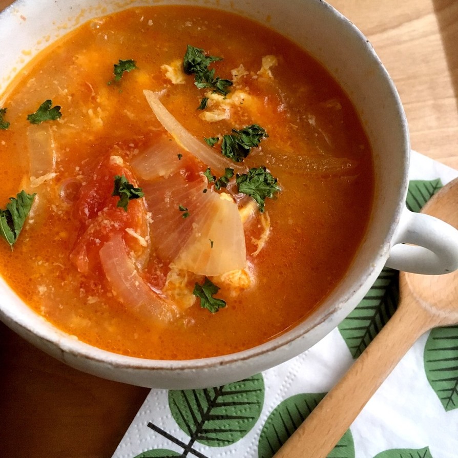 玉ねぎとトマトのコンソメ卵スープの画像