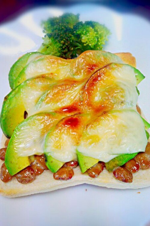 アボカド納豆トーストの画像