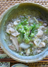 白菜、椎茸、豚肉、春雨の中華風スープ