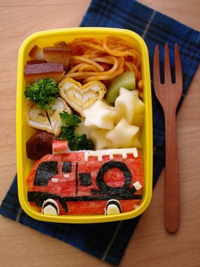消防車のおにぎり弁当☆くるまのキャラ弁当の写真