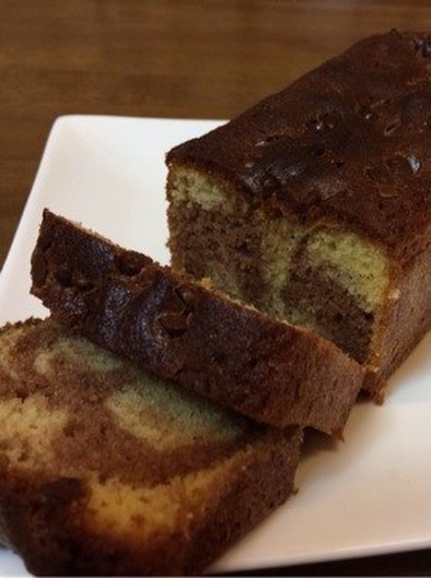 チョコチップのマーブルパウンドケーキの写真