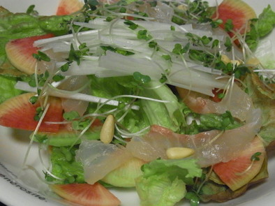 鯛刺身と紅芯大根のサラダの写真
