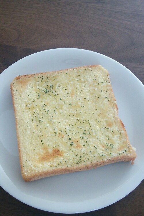 食パンでガーリックトーストの画像