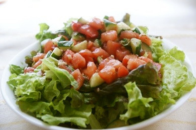 トマトと胡瓜のドレッシングサラダの写真