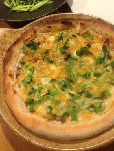 マルタのしょうゆの実と長ネギのピザの写真