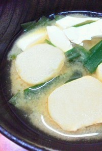 ニラと豆腐とお麩の味噌汁
