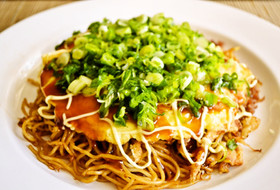 府中焼き風焼きそば いか天入りが広島の味