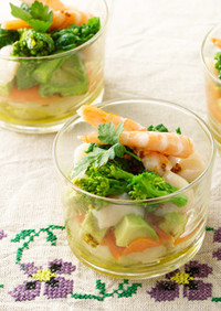 春野菜と魚介のグラスサラダ