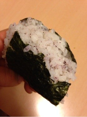 運動会のおにぎりに♡海苔が噛み切れる裏技