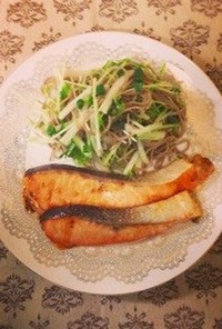 グリルサーモン〜蕎麦と水菜のサラダ添え〜