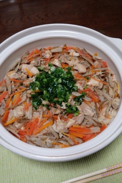 土鍋で簡単！鶏とごぼうの炊き込みご飯の写真