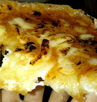 フライパンでチーズ餅ピザの写真