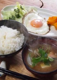 味噌汁：大根と鮭と豆腐とシメジ
