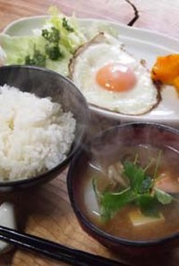 味噌汁：大根と鮭と豆腐とシメジ