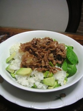 旨ぁ~い☆アボカドご飯の生姜焼きのっけ丼