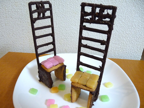 ポッキーでチョコの椅子の画像