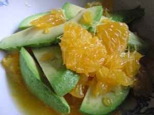 アボカドとオレンジのサラダの画像