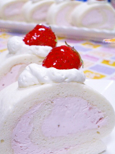 ふわふわ♥白いロールケーキの苺クリーム♪の写真