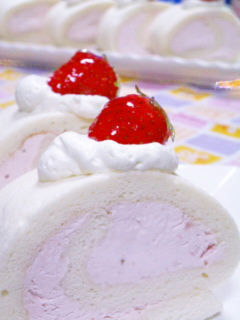 ふわふわ♥白いロールケーキの苺クリーム♪の画像