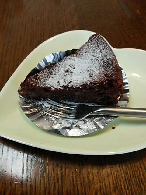ラズベリーのチョコレートケーキの画像