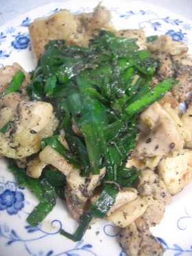 簡単ですぐできる*ニラと鶏肉の黒ゴマ炒め