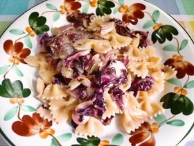 ラデッキョとウインナーとチーズのパスタ
