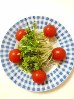 ブロッコリースプラウトとトマトのサラダの画像