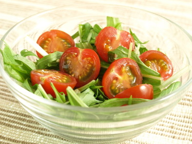 水菜とプチトマトのサラダの写真