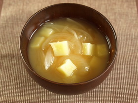 じゃがいもとたまねぎのみそ汁